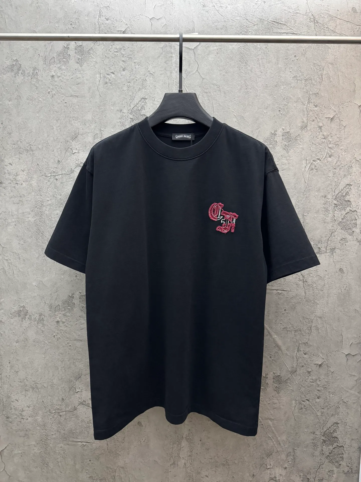P180 top version, real shot without P, ​​different from market currency) 𝗖𝗵𝗿𝗼𝗺𝗲 𝗛𝗲𝗮𝗿𝘁𝘀/Croxin 2026 spring new original single counter American laser burnt patch embroidered couple short sleeves 👑The highest version! Customized fabric 300 grams, best-selling model at the counter, very comfortable to wear. Accessories: original molded and authenticated collar label ➕ 100% silk wash water label. Genuine purchase-grade original hangtag➕matching hanging rope➕3D hanging beads➕original packaging bag. Craftsmanship: The original version has consistent wiring! The highest version of the armhole matching technique! Color: White Black Size: S M L XL Style No.: 26-2025